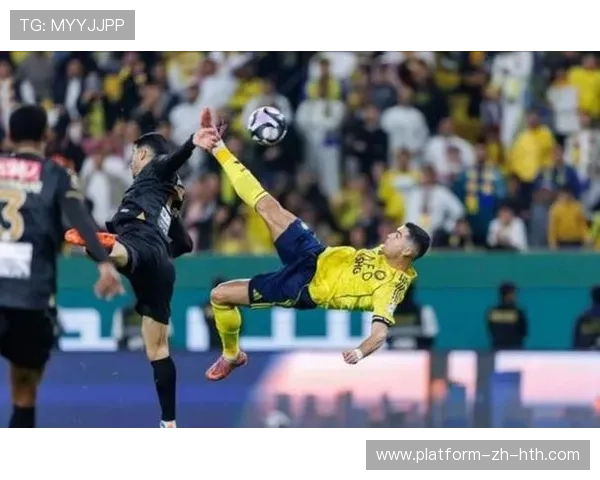 C罗一脚倒钩震天响!沙特联门柱都在颤 C罗一脚倒钩震天响!沙特联门柱都在颤