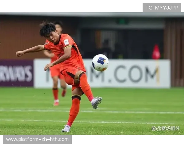 成都蓉城拜合拉木连过两人，禁区外抽射击中横梁